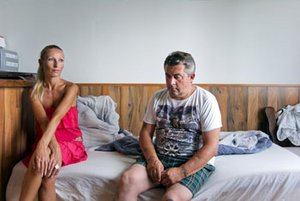 Stano v jednej zo scén svojho príbehu, s filmovou partnerkou (foto: velvetterrorists.com)